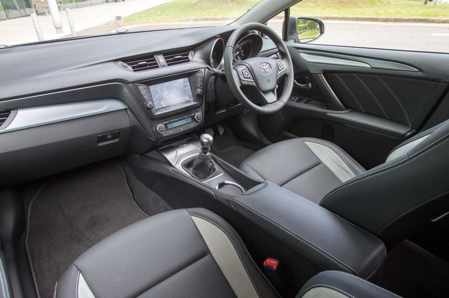  Toyota Avensis Touring Sports 2015 года  (UK) (фото 16 из 24)